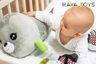 Кога бебето започва да играе с играчки?